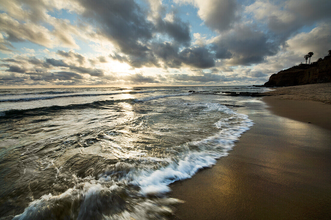 USA, Kalifornien, Sunset Cliffs Park. Welle am Strand bei Sonnenuntergang