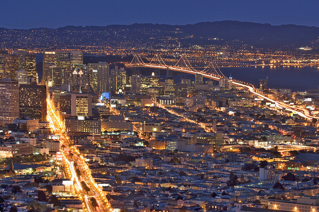 USA, Kalifornien, San Francisco. Oakland-Bay Bridge bei Nacht