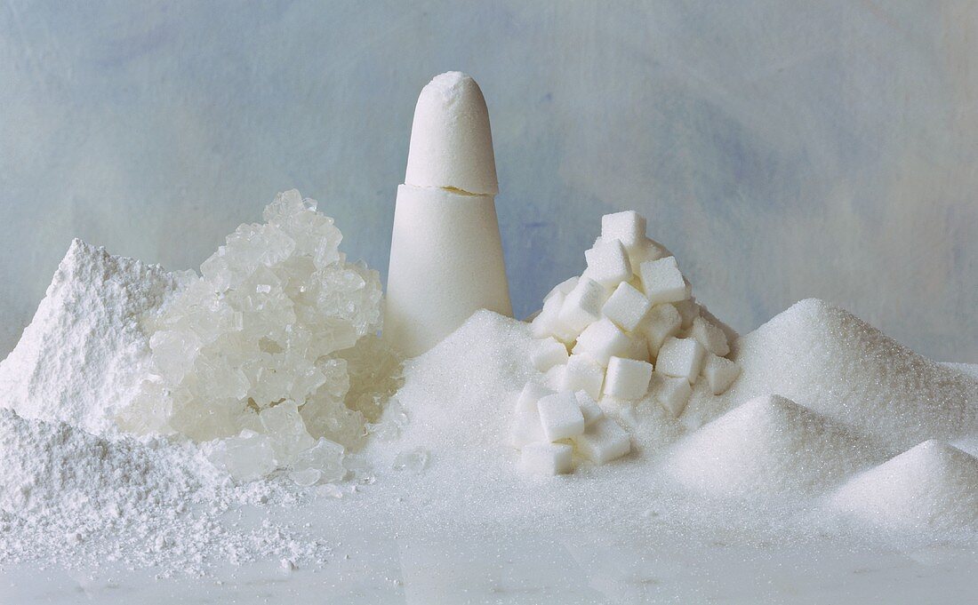 Verschiedene weiße Zuckersorten nebeneinander aufgehäuft
