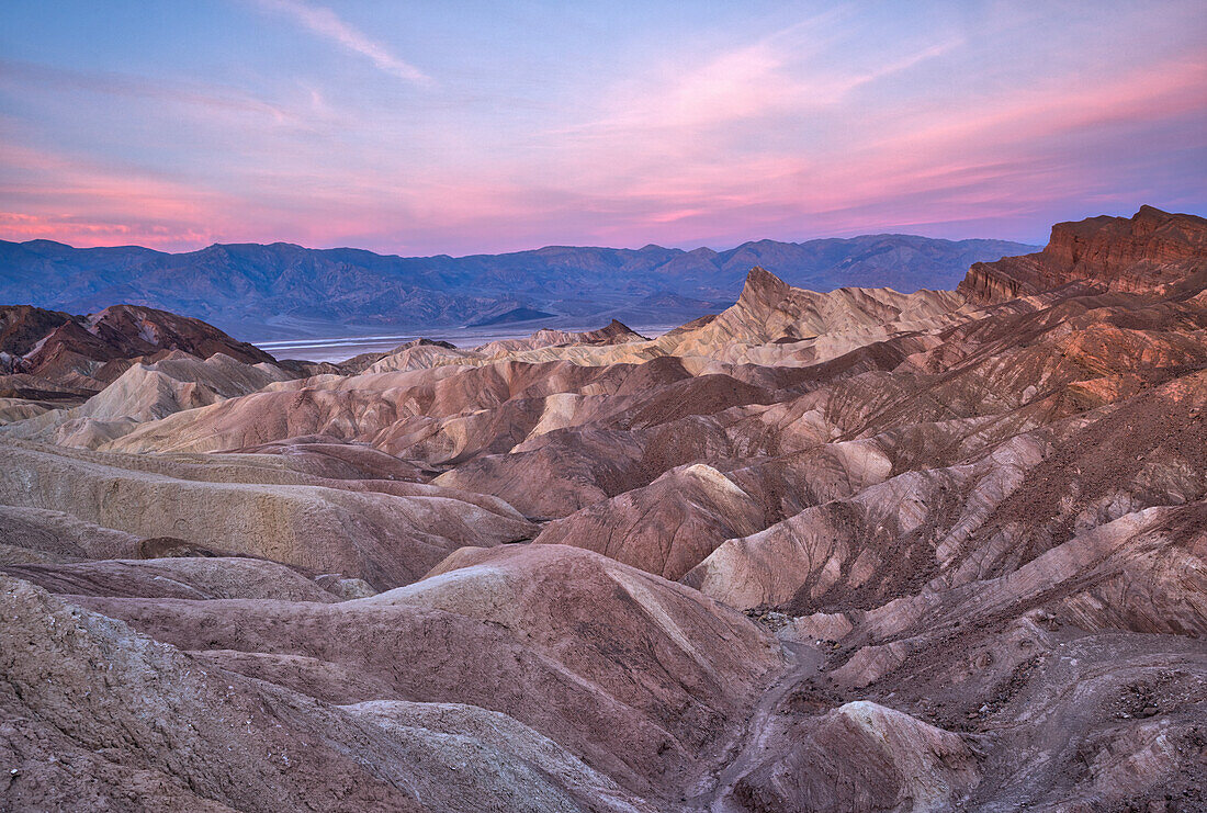 USA, Kalifornien, Death Valley. Sonnenaufgang über Zabriskie Point.