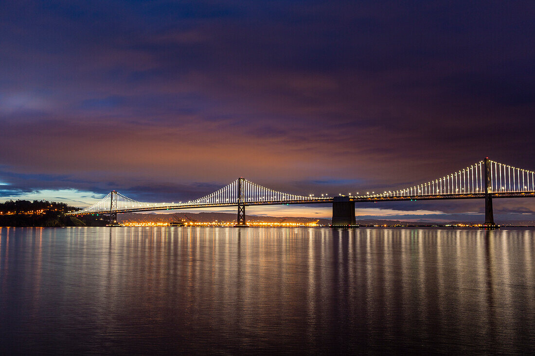 Die Bay Bridge spiegelt sich in der Morgendämmerung in San Francisco, Kalifornien, USA (Großformat verfügbar)