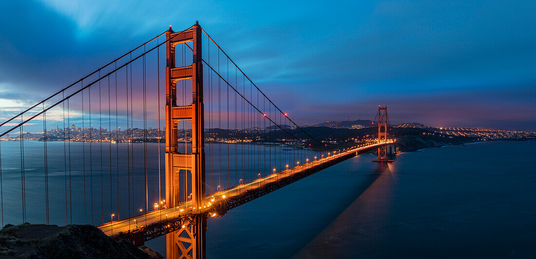 Frühmorgendlicher Verkehr auf der Golden Gate Bridge in San Francisco, Kalifornien, USA (Großformate verfügbar)