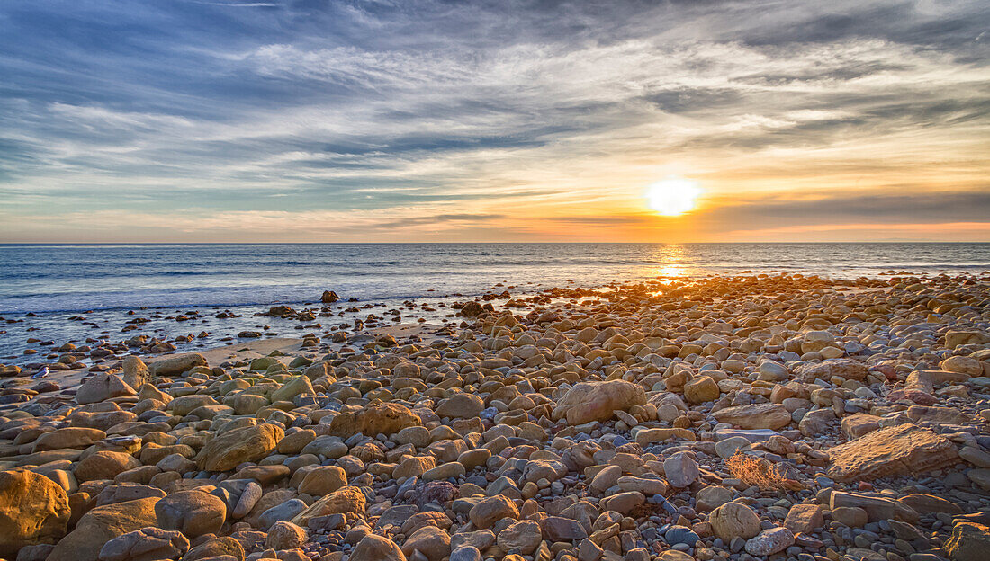 USA, Kalifornien, Malibu. Sonnenuntergang vom County Line Beach aus gesehen, an der Grenze zwischen den Countys Los Angeles und Ventura.