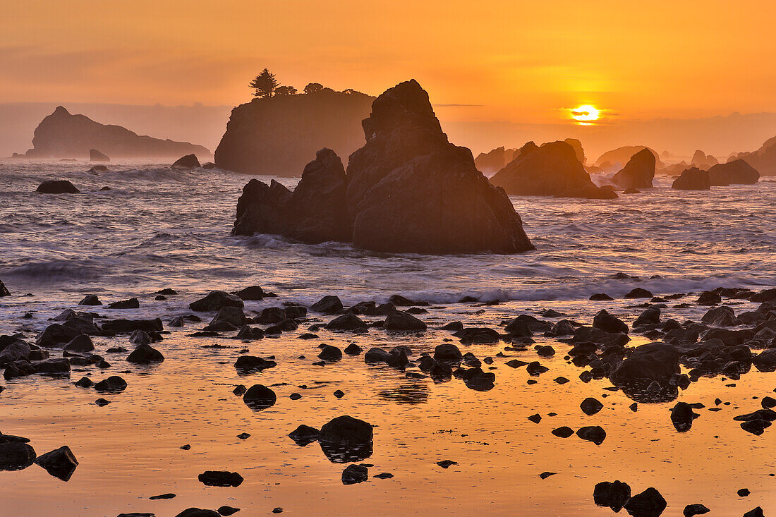 Sonnenuntergang und Felsvorsprünge an der nordkalifornischen Küste, Crescent City