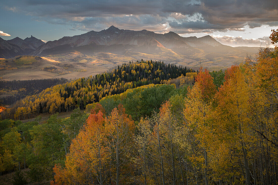 USA, Colorado, Uncompahgre-Nationalforst. Berge und herbstlich gefärbte Wälder