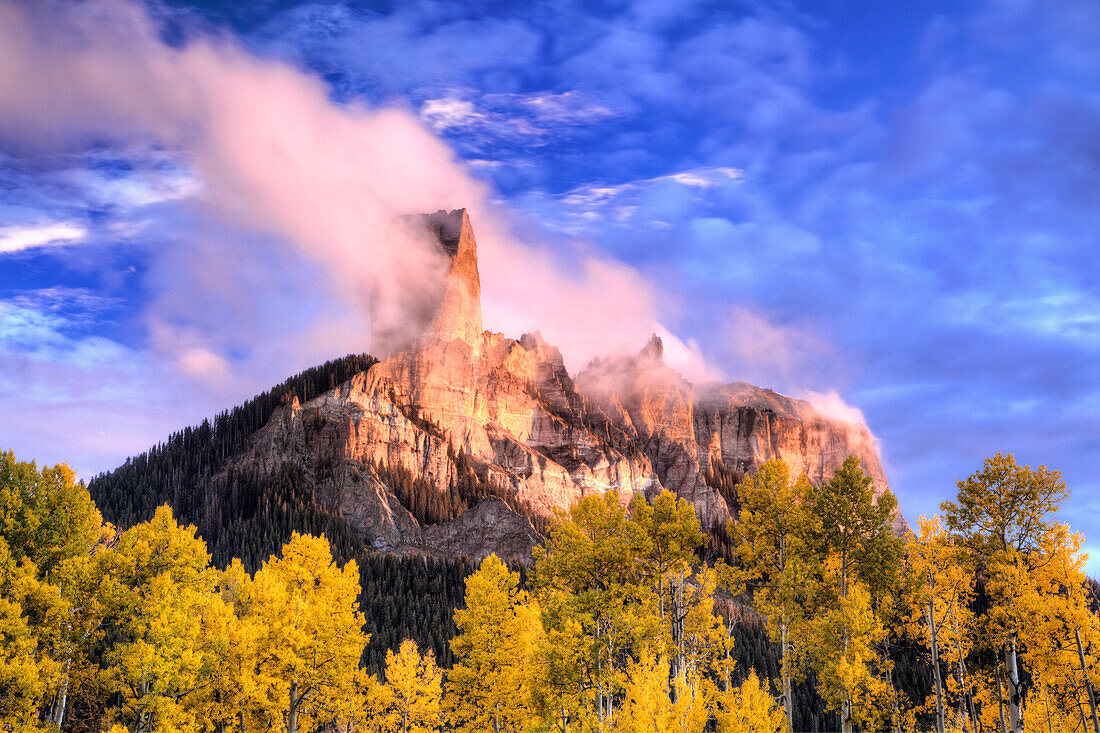 USA, Colorado, San-Juan-Berge. Herbstliche Espenbäume und Chimney Rock