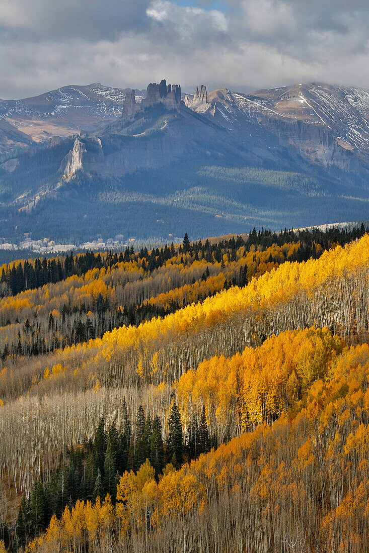 Colorado Rocky Mountains auf dem Ohio Pass und im Hintergrund der Castle Mountain Herbstfarben auf Aspen Groves