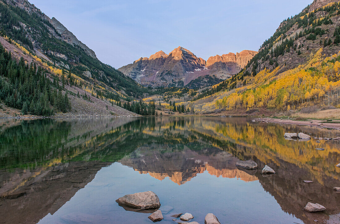 Usa, Colorado, White River National Forest, Maroon Bells mit Herbstfärbung im ersten Licht (Großformat verfügbar)