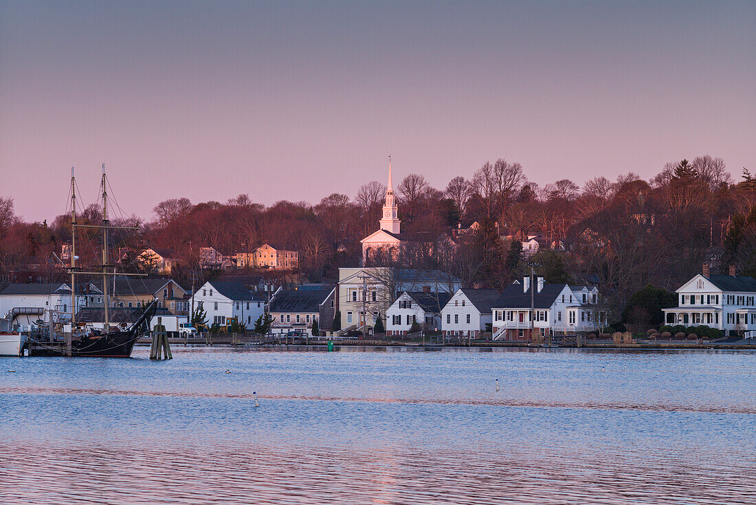 USA, Connecticut, Mystic, houses along Mystic River at dawn