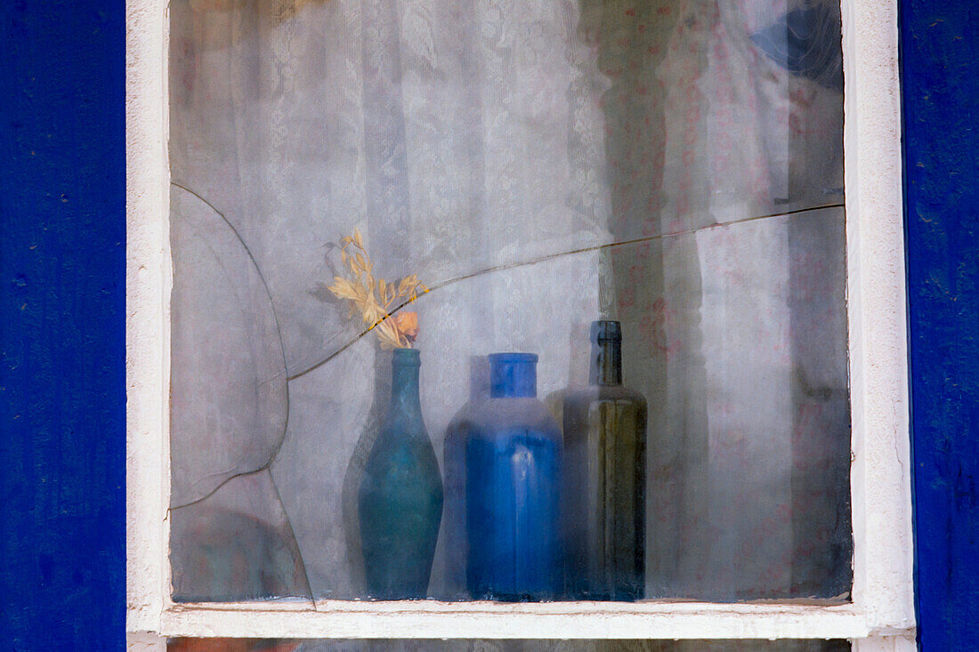 Antike Farbflaschen im Fenster, Motherlode Country, Sierras, Kalifornien
