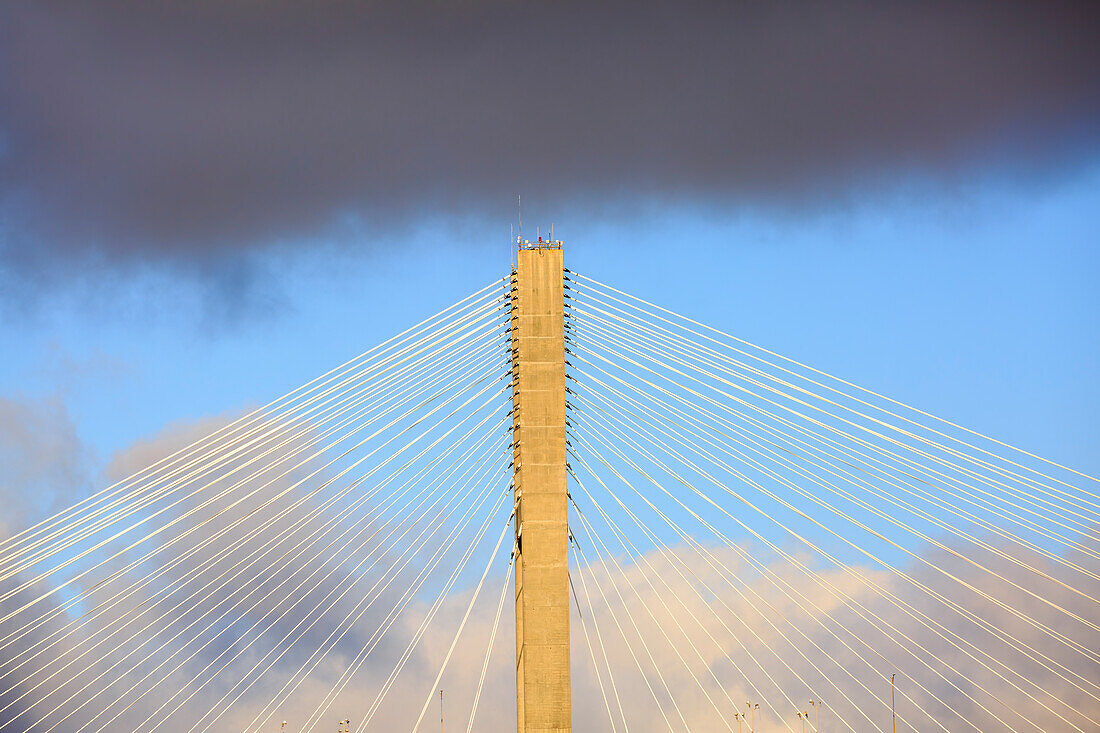 USA, Georgia, Savannah. Talmadge Memorial Bridge in den Wolken.