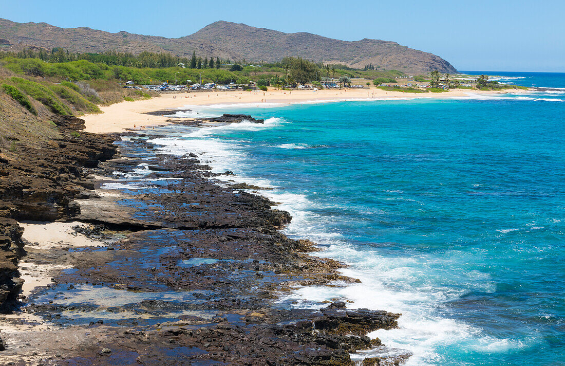 Honolulu, Hawaii, Oahu. Halona Bay mit Felsen und blauem Meerwasser