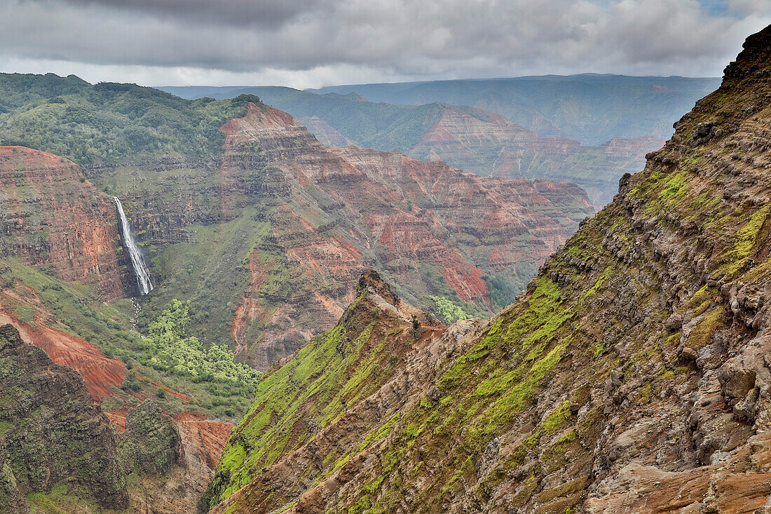 Kauai, Hawaii. Waimea Canyon und Blick auf die Waipo'o Falls