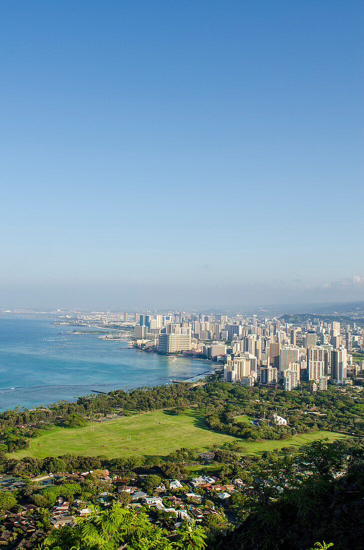 Honolulu von der Spitze des Diamond Head State Monuments (Leahi-Krater), Honolulu, Oahu, Hawaii.