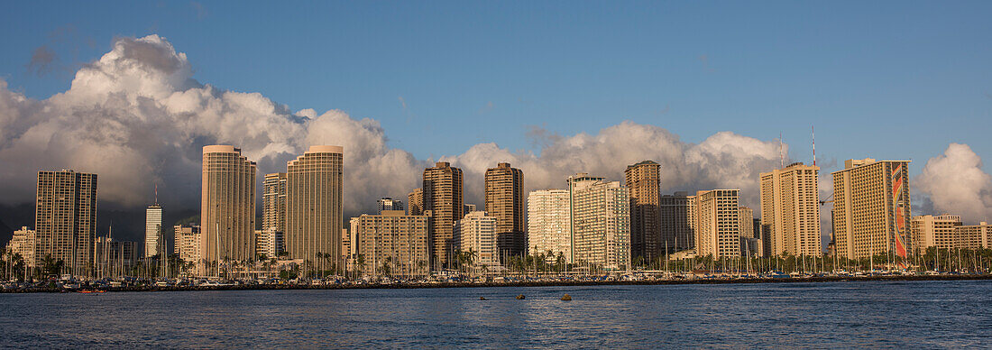 USA, Hawaii, Oahu, Honolulu cityscape.