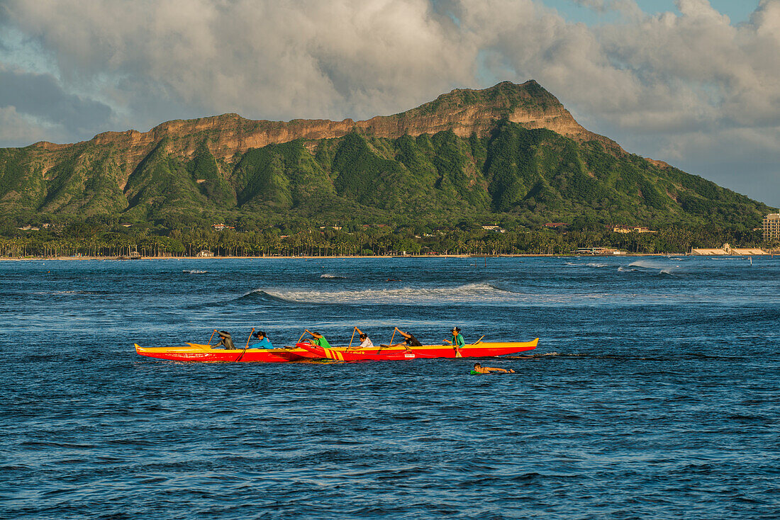 USA, Hawaii, Oahu, Honolulu, Diamond Head, Gruppe übt Rudern in einem Outrigger-Kanu.