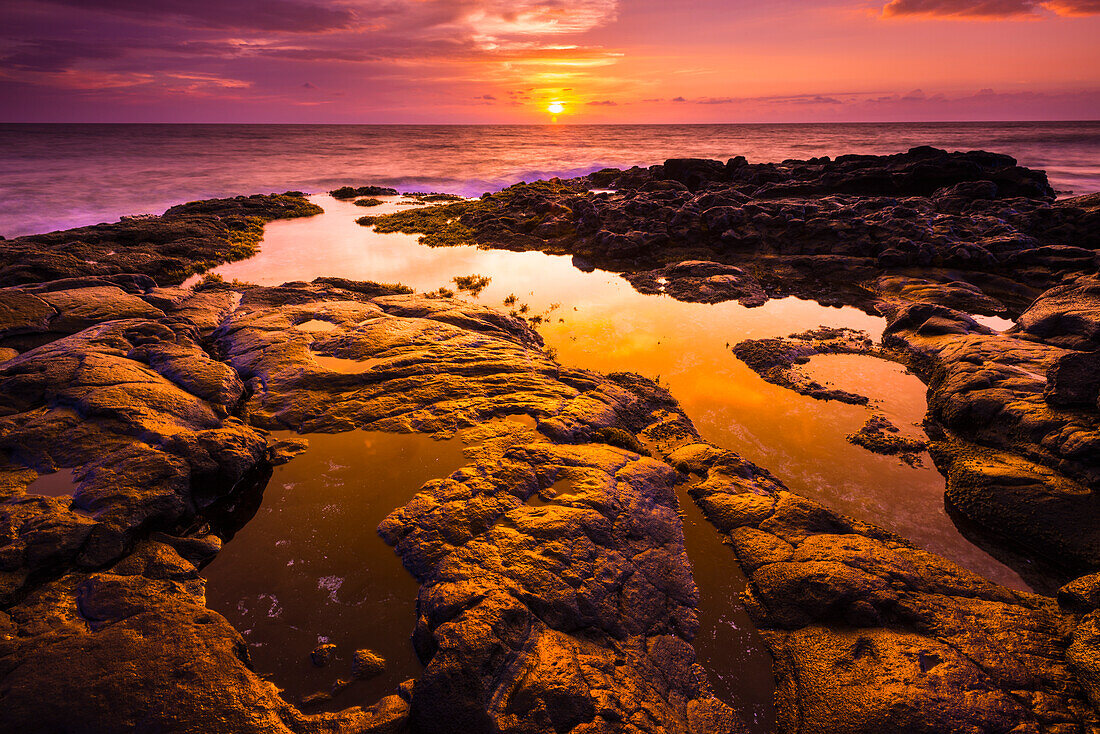 Sonnenuntergang und Gezeitenbecken über dem Pazifik, Kailua-Kona, Hawaii, USA