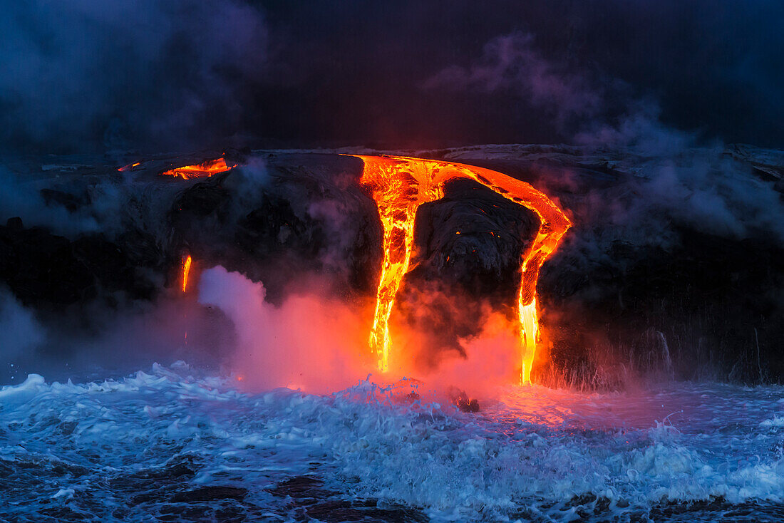 Lavastrom, der in der Morgendämmerung in den Ozean fließt, Hawaii Volcanoes National Park, The Big Island, Hawaii, USA