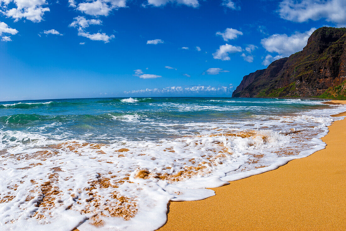 Surf and sand at Polihale Beach, Polihale State Park, Island of Kauai, Hawaii, USA