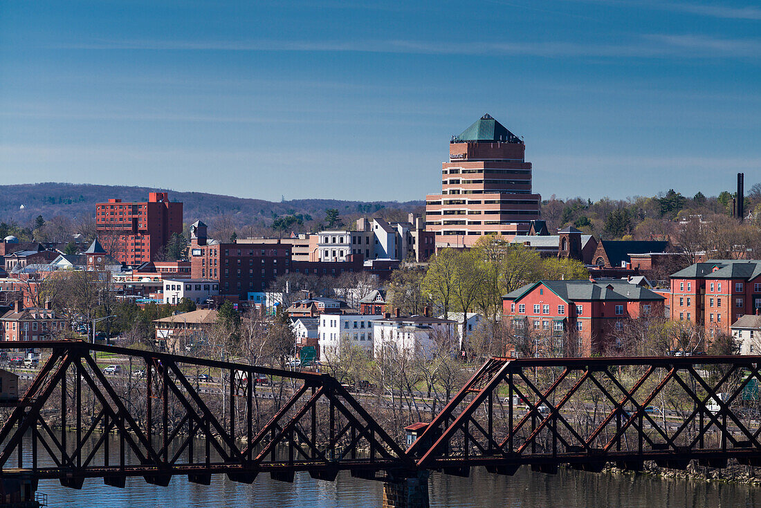 USA, Connecticut, Middletown, Blick vom Connecticut River auf die Stadt von oben