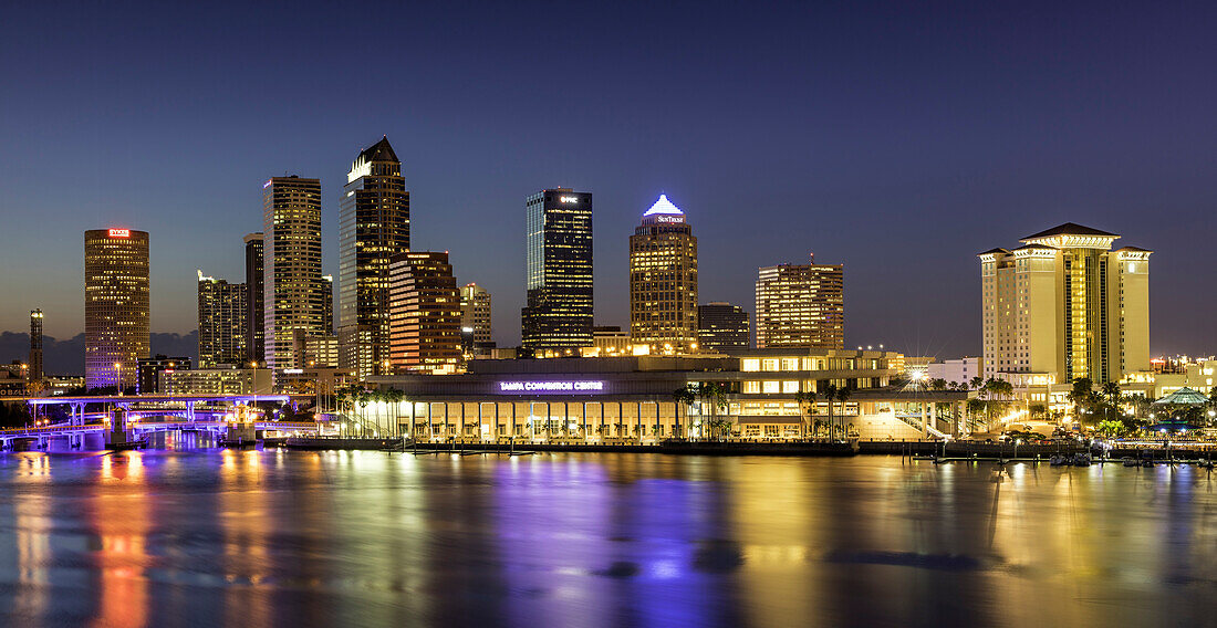 Dämmerung über der Skyline von Tampa, Florida, USA