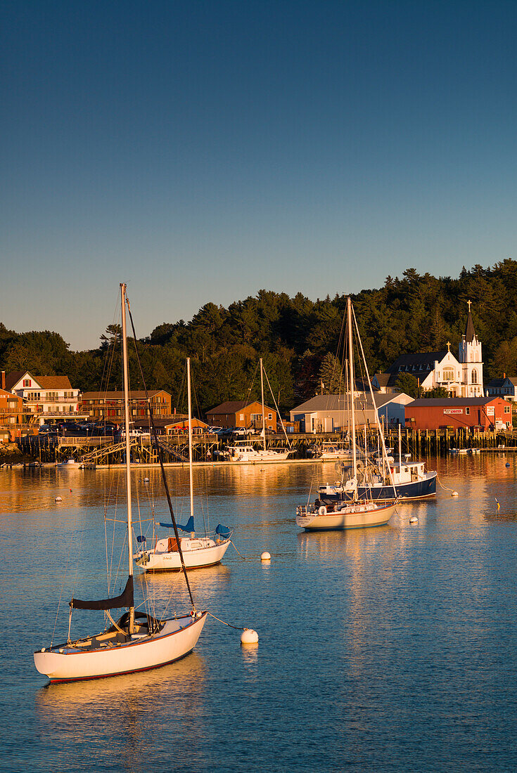 USA, Maine, Boothbay Harbor, Hafenansicht mit katholischer Kirche Our Lady Queen of Peace, Sonnenuntergang