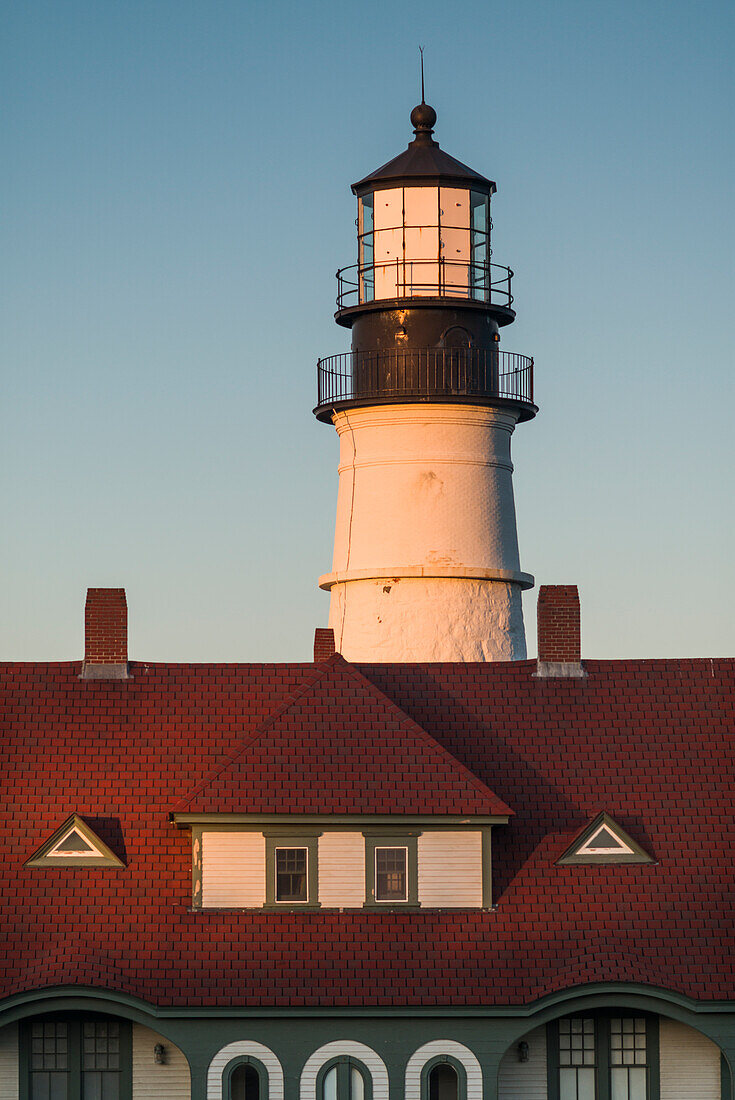 USA, Maine, Portland, Cape Elizabeth, Portland Head Light, Leuchtturm in der Abenddämmerung