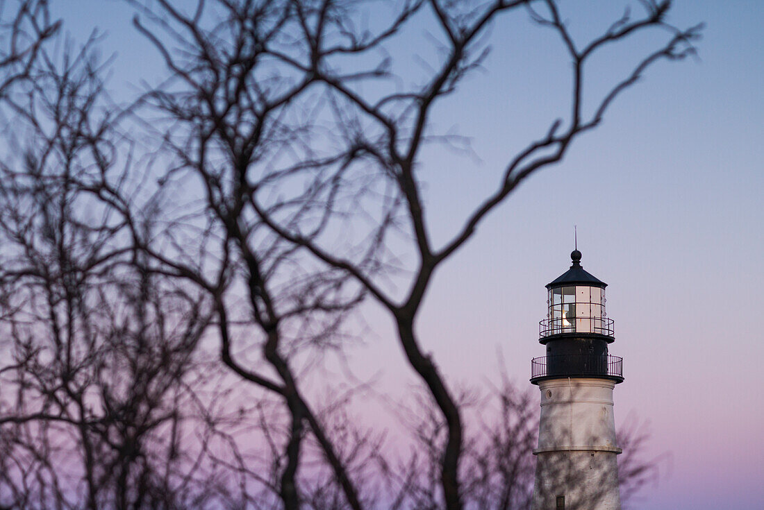 USA, Maine, Portland, Cape Elizabeth, Portland Head Light, Leuchtturm in der Abenddämmerung