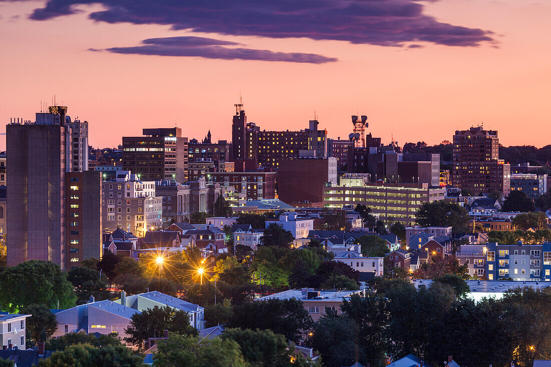USA, Maine, Portland, Skyline von Munjoy Hill in der Abenddämmerung