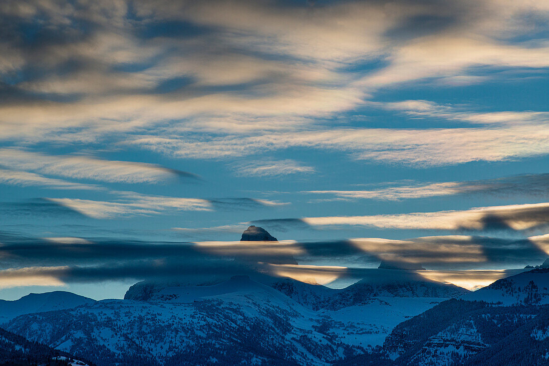 Dämmerungsstrahlen, die von den Teton Peaks aus dem Westen kommen.