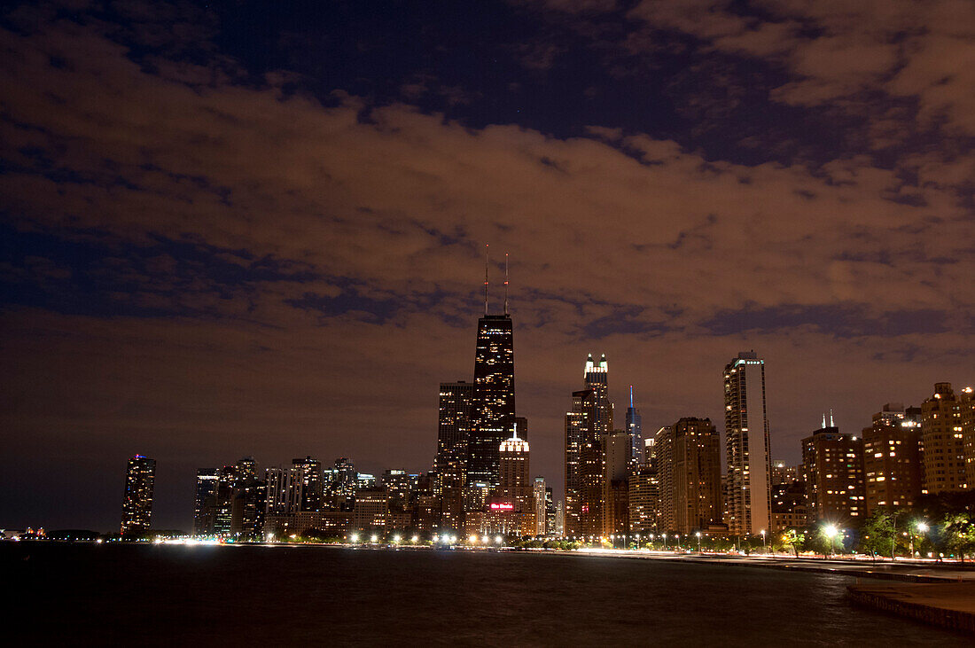 Skyline von Chicago bei Nacht vom North Avenue Beach aus