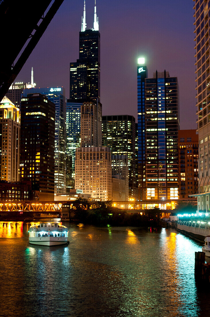 Chicago River und Skyline in der Abenddämmerung mit Boot