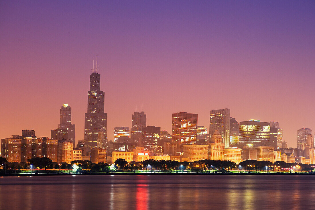 USA, Illinois, Chicago. Skyline und Michigansee bei Sonnenaufgang