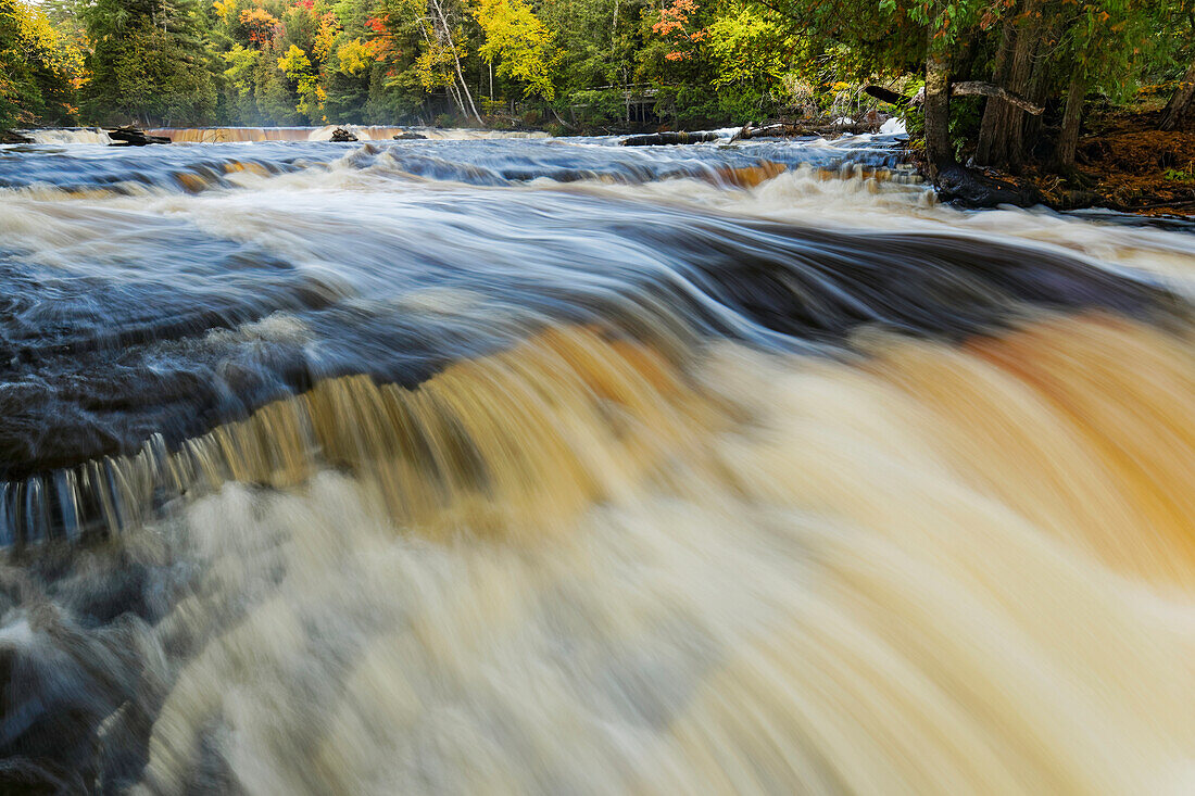 Kaskade am unteren Abschnitt der Tahquamenon Falls, Tahquamenon Falls State Park, Obere Halbinsel, Michigan