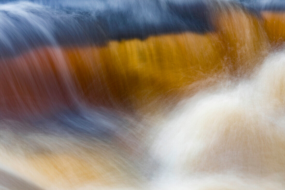 Kaskade am unteren Abschnitt der Tahquamenon Falls, Tahquamenon Falls State Park, Obere Halbinsel, Michigan