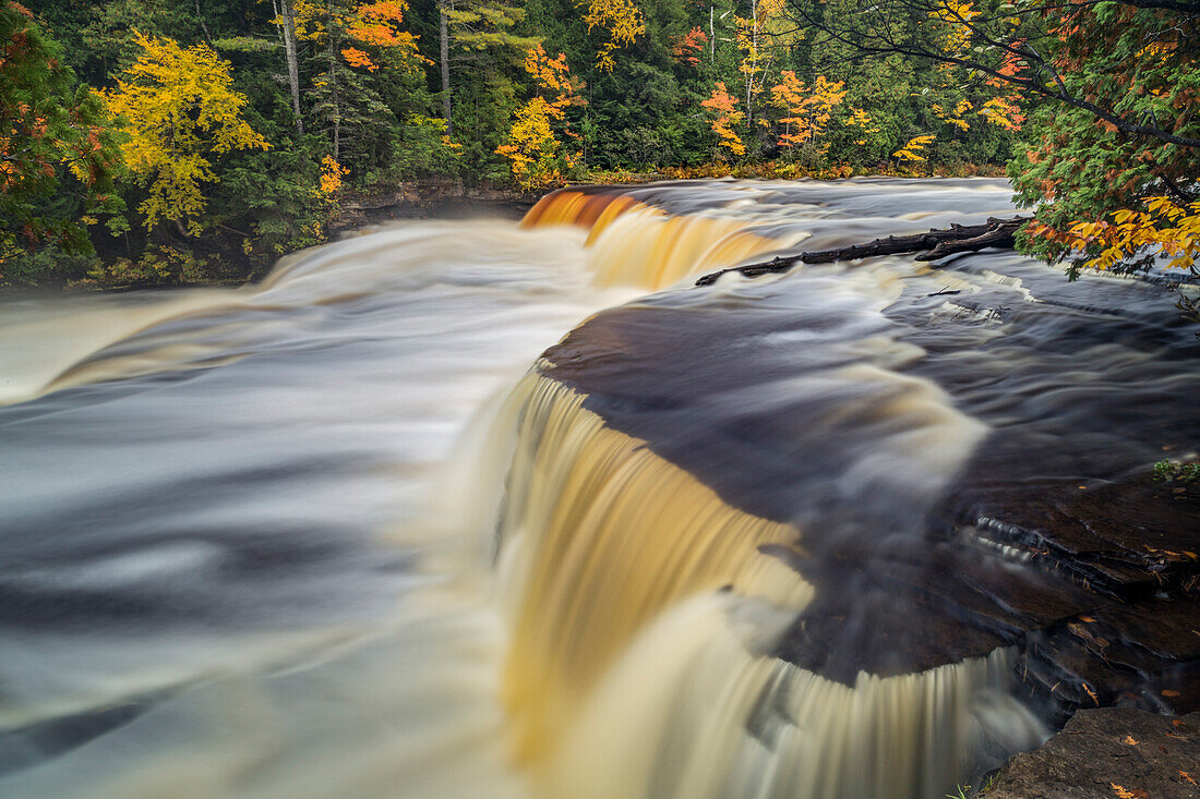 Tahquamenon Falls und Herbstfarben, Obere Halbinsel von Michigan
