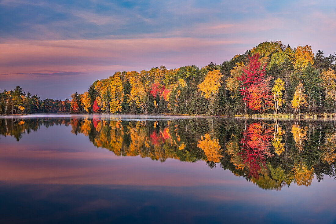 Herbstsonnenaufgang mit Spiegelung auf dem See, Obere Halbinsel von Michigan