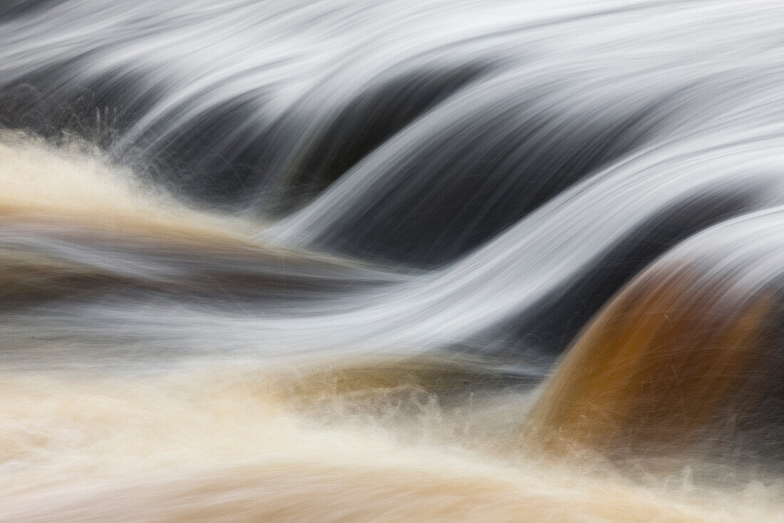 Fließendes teefarbenes Wasser aus Tanninen, Tahquamenon River, Tahquamenon Falls State Park, Michigan