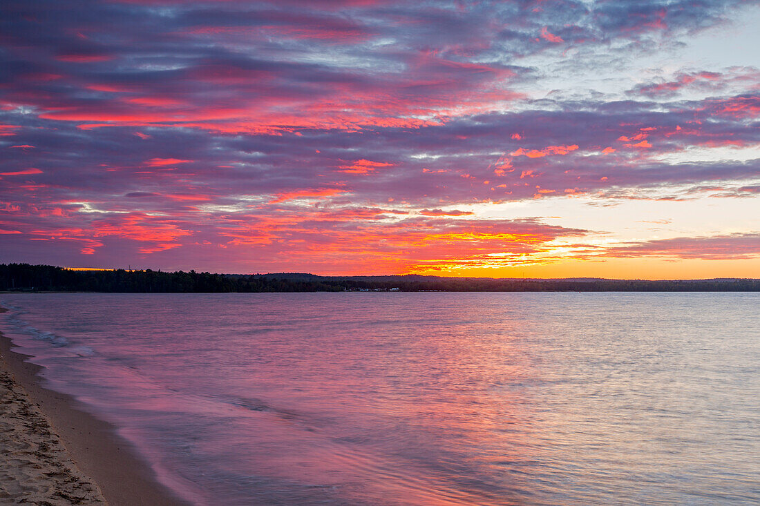 Michigan, Munising. Lake Superior bei Sonnenuntergang