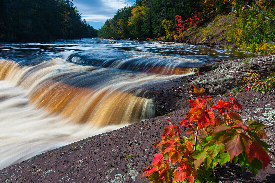 USA, Michigan. Herbstfarben am Presque Isle River Wasserfall an der Südküste des Lake Superior.