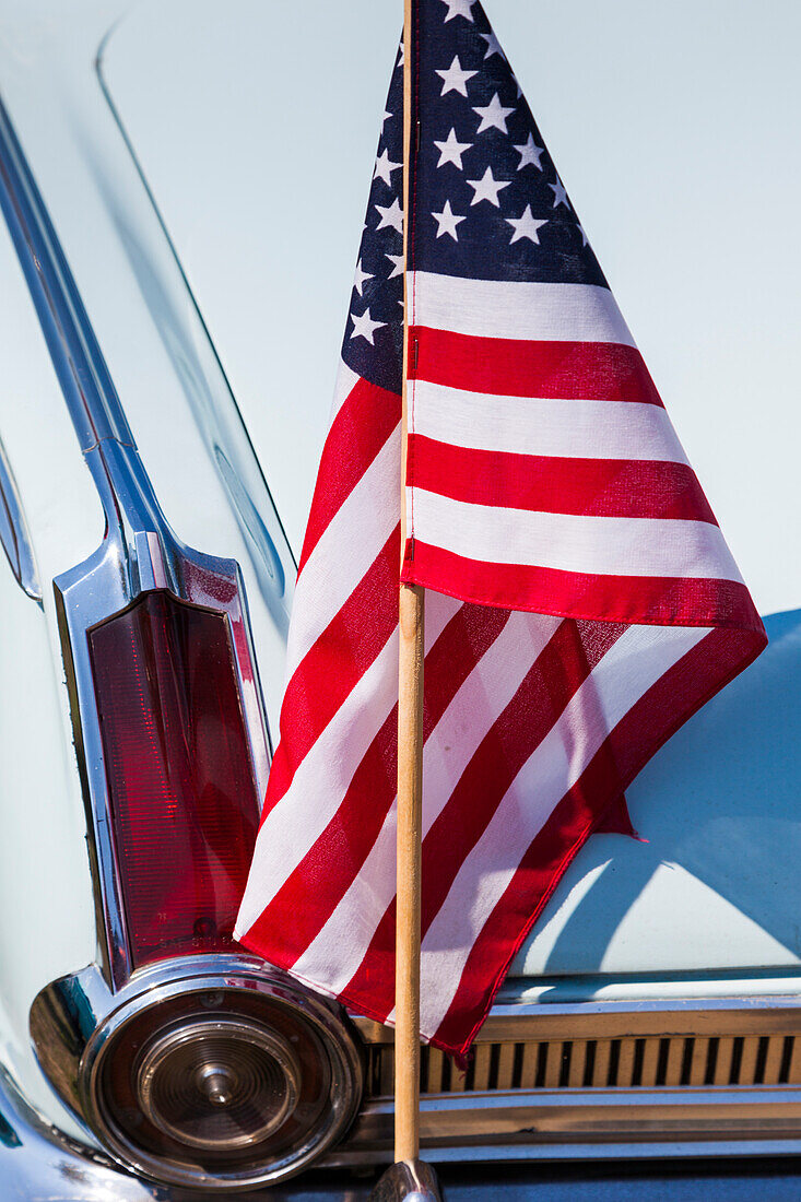 USA, Massachusetts, Cape Ann, Gloucester, Oldtimersalon, 1960er Plymouth Valiant mit US-Flagge