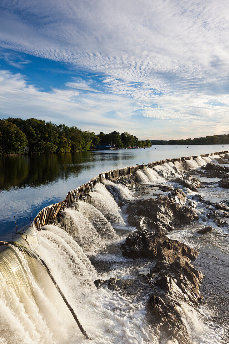 USA, Massachusetts, Lowell, Lowell National Historic Park, Pawtucket Falls and Pawtucket Dam on the Merrimac River