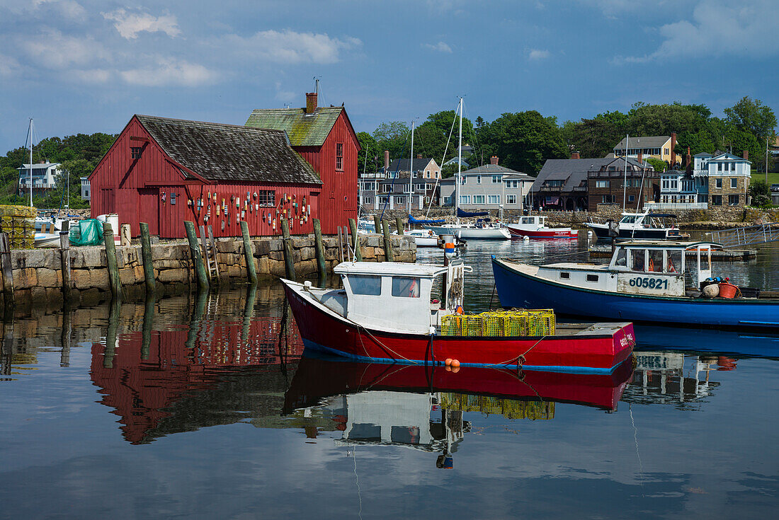 USA, Massachusetts, Cape Ann, Rockport, Rockport Harbor, boats and Motif Number One, famous fishing shack