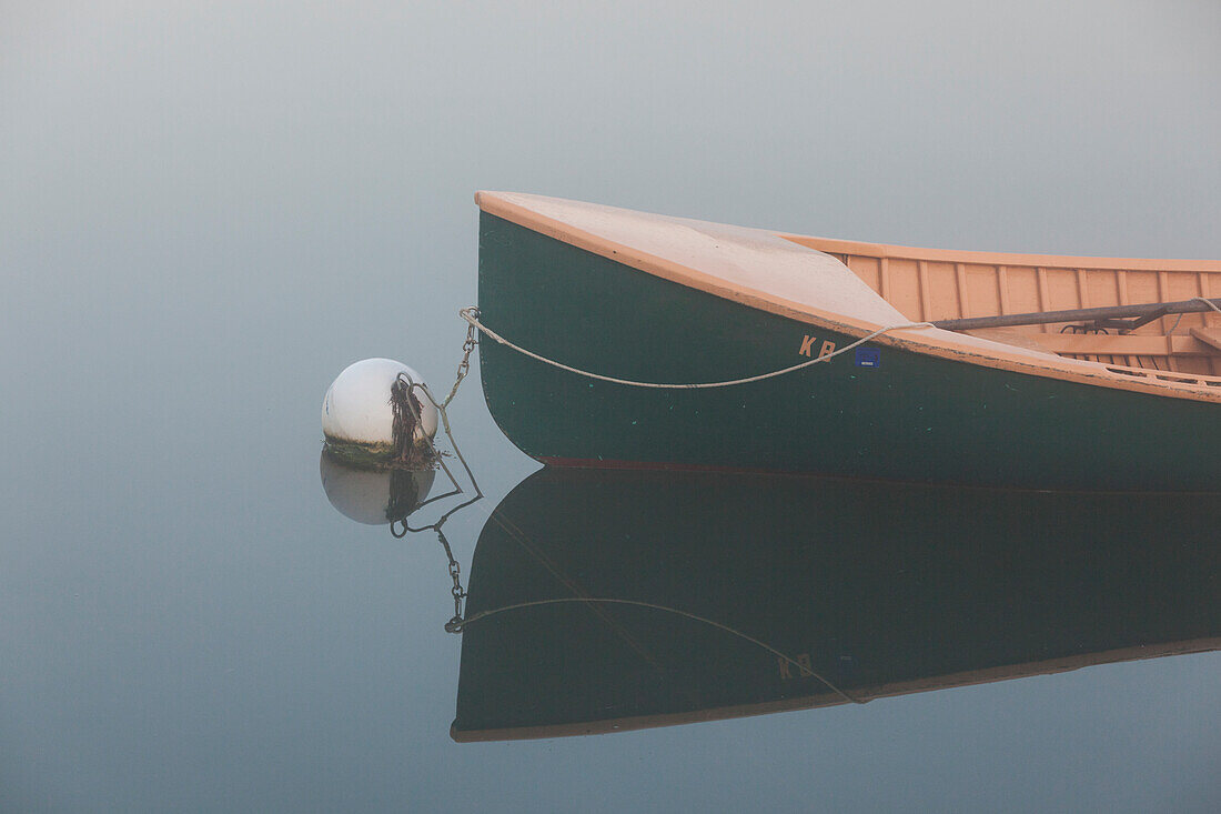 USA, Massachusetts, Cape Ann, Boote im Annisquam Harbor bei Nebel