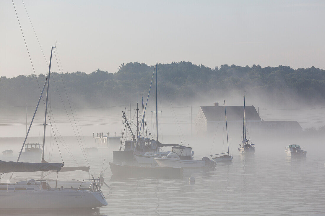 USA, Massachusetts, Cape Ann, Boote in Annisquam Harbor bei Nebel