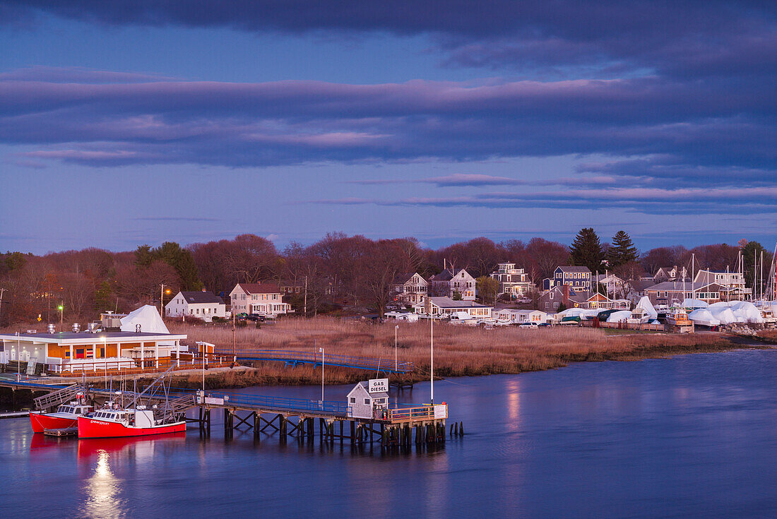 USA, Massachusetts, Newburyport, view of the Merrimack River at dusk