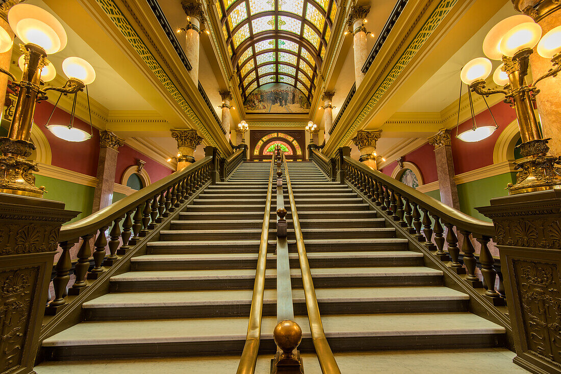 Treppe in der Rotunde des State Capitol Building in Helena, Montana, USA