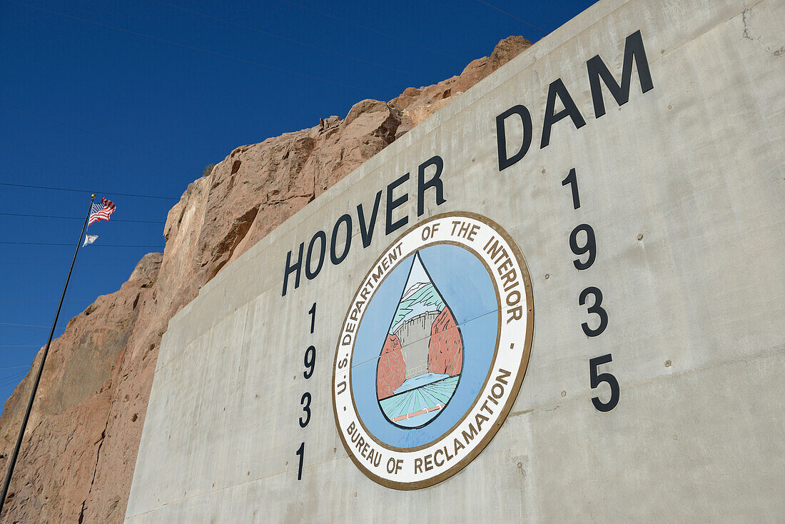 USA, Nevada, Hoover-Damm, Schild des US-Innenministeriums, gebaut zwischen 1931 und 1935.