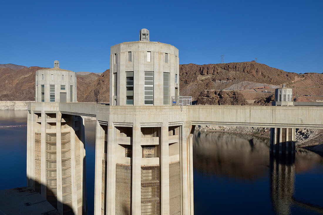 USA, Nevada, Einlauftürme des Hoover-Damms auf der Seite von Nevada.