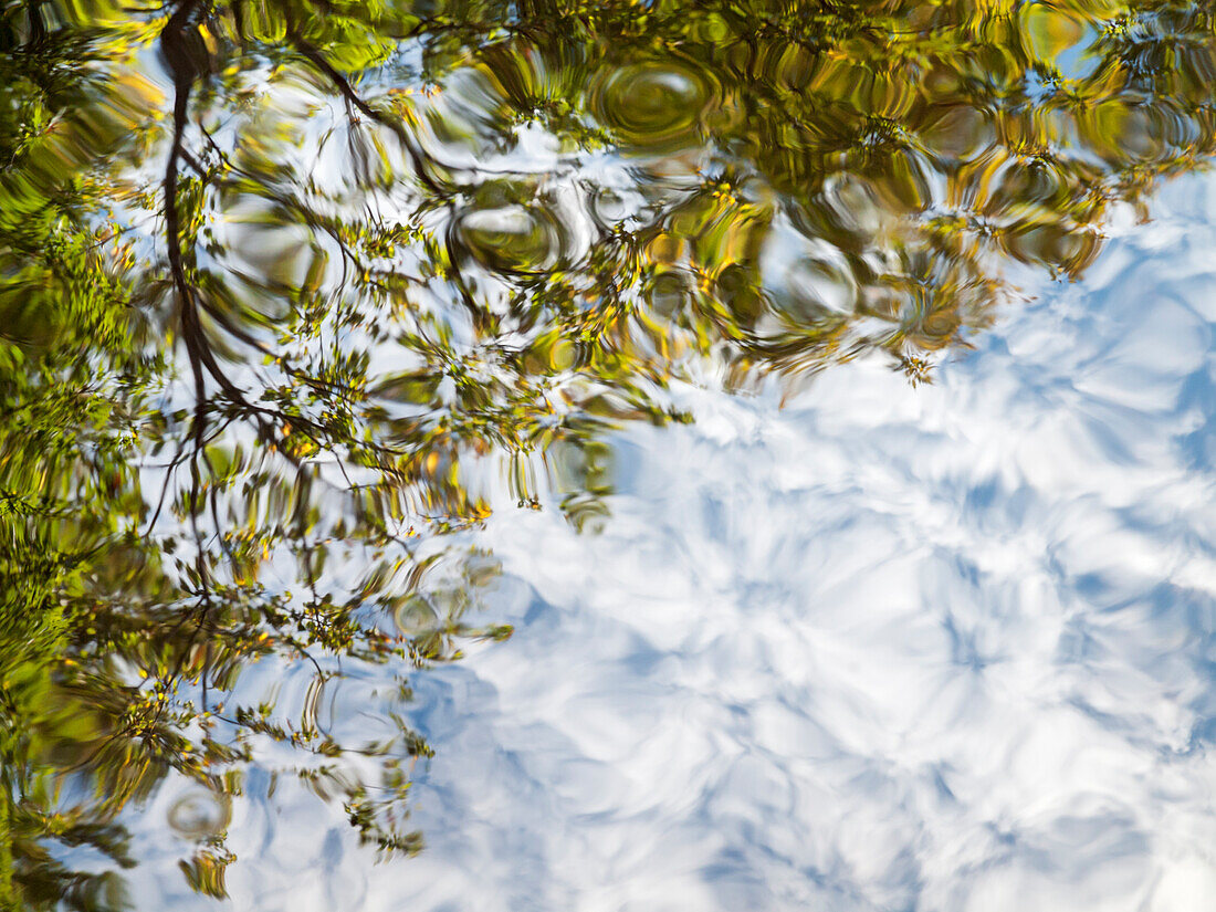 USA, New Hampshire, White Mountains, Reflexionen abstrakt